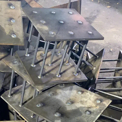 在确定四平预埋件位置时，需要考虑以下几点