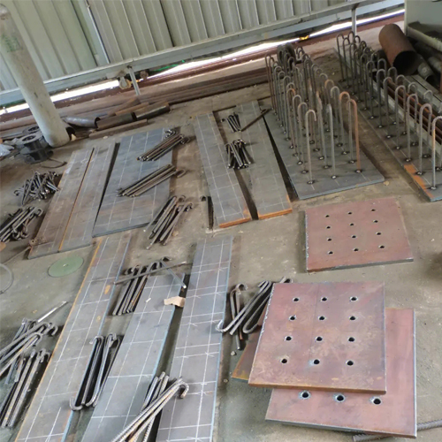 有哪些其他因素会影响四平预埋件位置的确定？